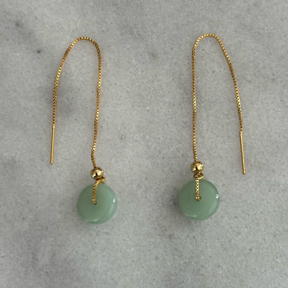 Gold Green Jade Round Pendant Threaded Thread Earrings 

Brand New